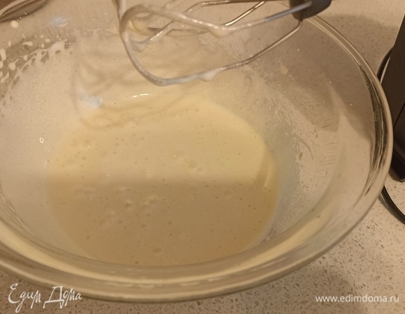 Взбиваем венчиком сахар, ванилин и яйцо.