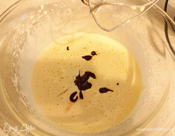 Добавляем к ним шоколадную массу.