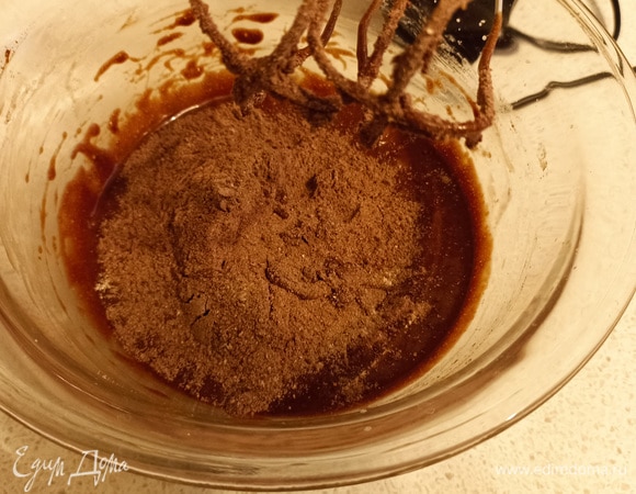 Все сухие ингредиенты добавляем к жидким в 3 этапа и хорошо размешиваем.