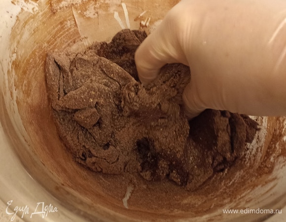 Последнюю порцию уже размешиваем руками.