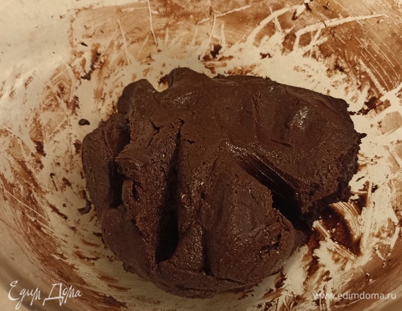 Тесто готово, его сразу можно выпекать. Поэтому предварительно разогреваем духовку до 190–200°C.