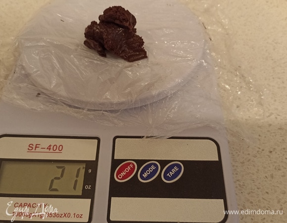 Из шоколадной массы руками формируем шарики размером с грецкий орех. Чтобы печенье было одинаковым, вы можете взвешивать каждый кусочек или делить на глаз. Я взвешивала по 21 г теста на каждое печенье, можно чуть больше или меньше — как вам хочется.