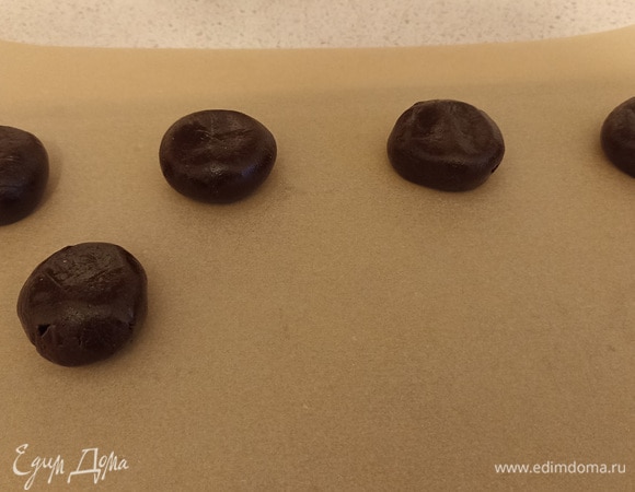 На противень выложить бумагу для выпечки и на хорошем расстоянии друг от друга укладывать шарики.