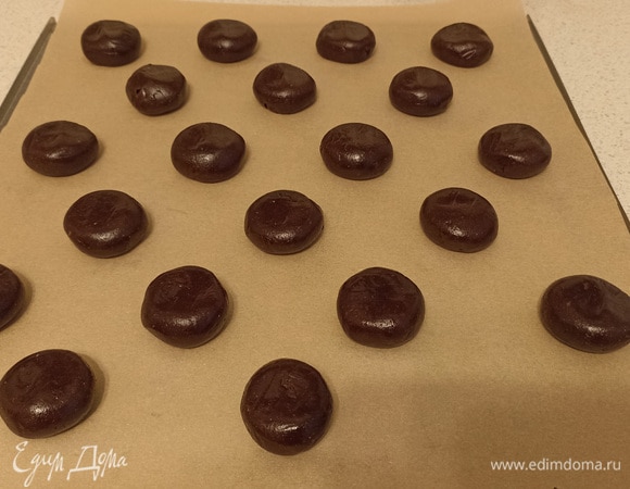 Из данной массы у меня получилось 20 штук. Ставим в духовку и выпекаем 10–12 минут.