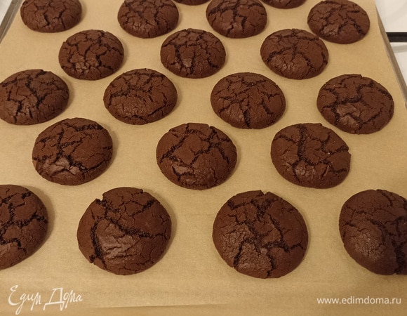 Готовое печенье достать, дать ему постоять 3–5 мин и только потом переложить на решетку и остудить.