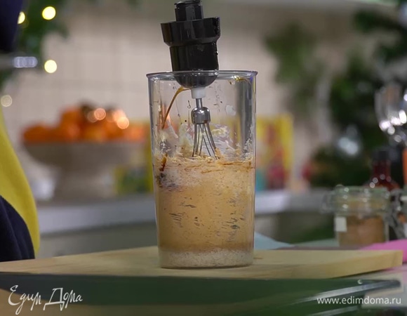 Размягченное сливочное масло, коричневый и обычный сахар поместить в чашу комбайна и взбить насадкой-венчиком, затем добавить солод, ванильный экстракт и еще немного взбить, ввести яйцо и снова взбить.