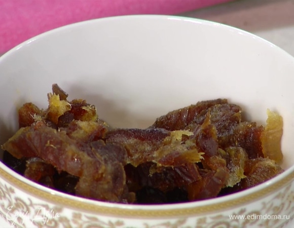 Финики, удалив косточки, мелко нарезать.