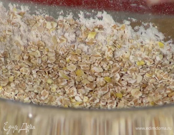 Муку, злаковые хлопья, измельченные орехи и финики всыпать в глубокую миску, добавить корицу, мускатный орех, душистый перец, соль, соду и разрыхлитель, все перемешать.