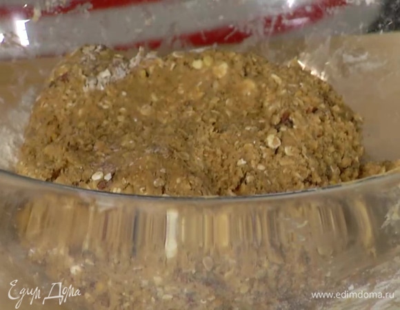 К сухим ингредиентам добавить жидкие и лопаткой, а затем руками вымешать тесто.