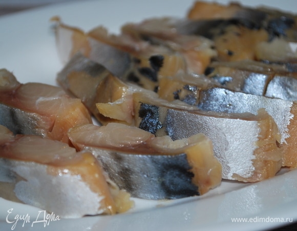 Для салата скумбрию разделайте, удалите внутренности, очистите от пленки и костей. Рыбу нарежьте на тонкие кусочки.