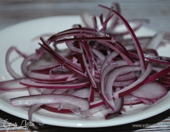 Красный лук очистите и тонко нарежьте полукольцами.