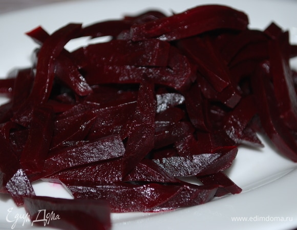 Для салата возьмите сладкую сочную свеклу, отварите или запеките ее в духовке до готовности, остудите и нарежьте тонкими полосками.