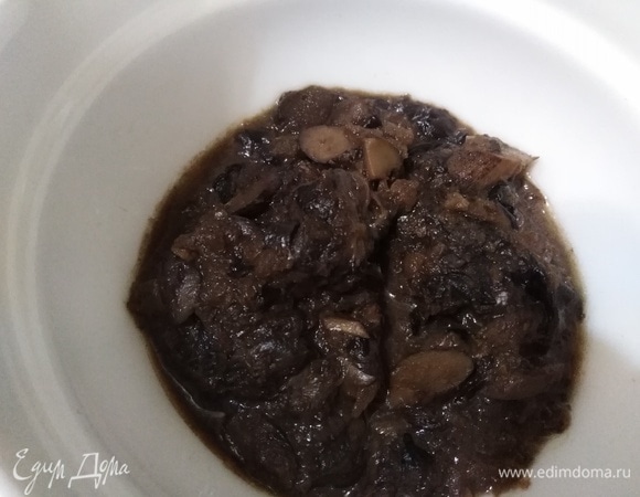 Грибы нарезать мелко. Обжарить, добавить измельченную в пюре луковицу. Жарить до испарения половины лукового сока.