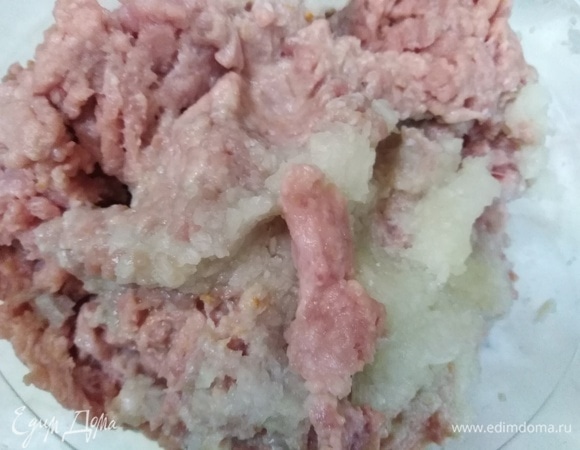 Свинину пропустить через мясорубку с размоченным в молоке белым хлебом. Остаток молока вылить в фарш. Добавить измельченную в пюре луковицу, соль, перец. Фарш хорошо перемешать и выбить.