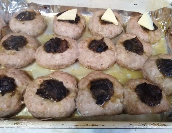 Поставить в разогретую до 200°C духовку на 30 минут. Достать и на каждую котлету положить кусочек сыра. Отправить в духовку на 15 минут.