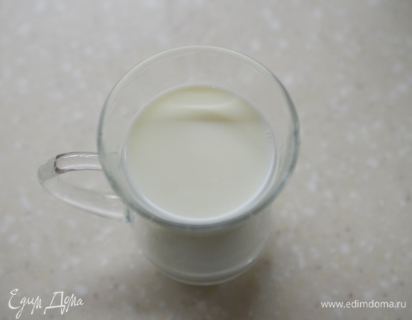 В чашку для подачи налейте молоко.