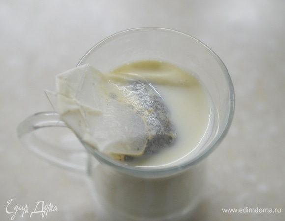 В горячее молоко добавьте пакетик чая.