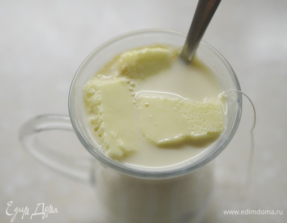 Белый шоколад поломайте на кусочки и также добавьте в молоко.