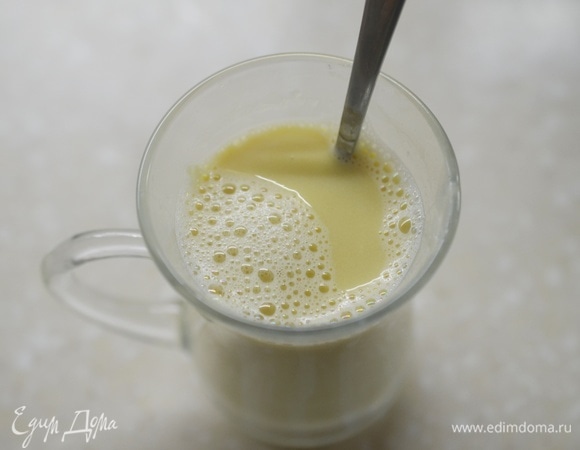 Помешивая, дождитесь растворения шоколада. Пакетик чая удалите.