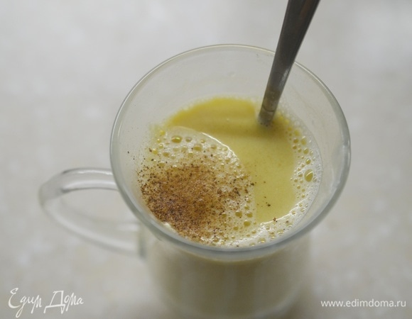 Посыпьте напиток корицей.