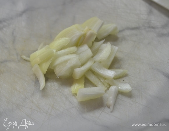Лук почистите, произвольно нарежьте.