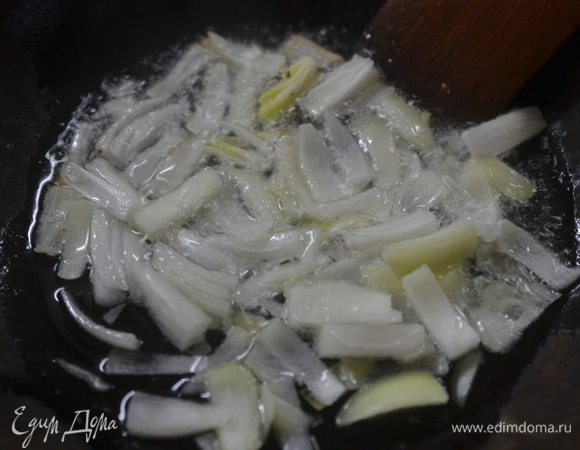 Обжарьте с добавлением масла до золотистого цвета.