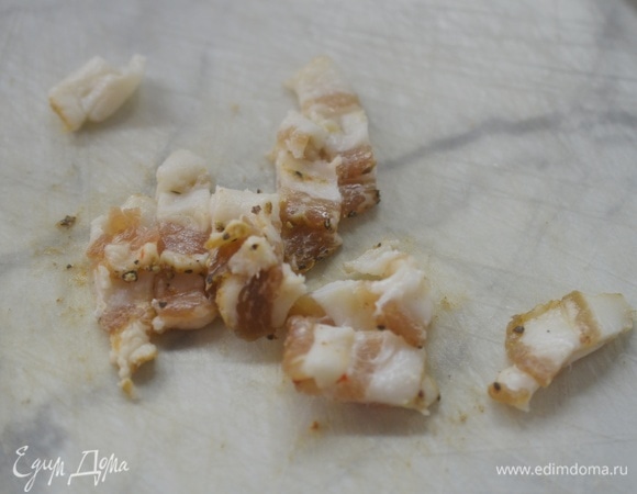 Сало нарежьте кубиками помельче.