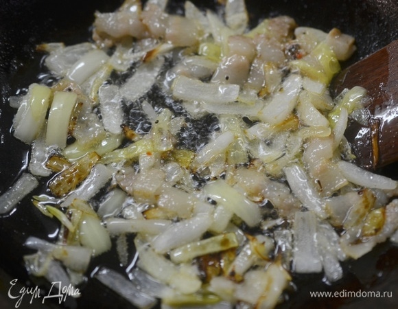 Обжаривайте все вместе минут 5–7.