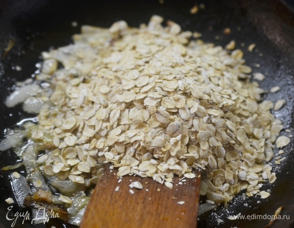 Добавьте овсяные хлопья.