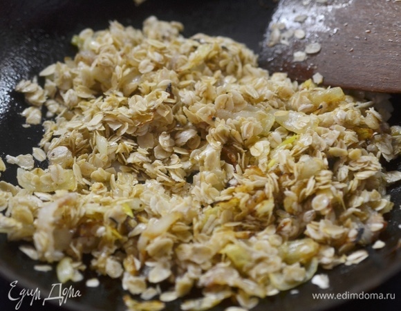 Все перемешайте и обжаривайте 2–3 минуты.