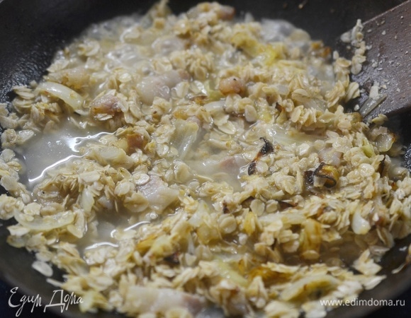 Влейте воду, доведите до кипения. Перемешайте и тушите около 2 минут.