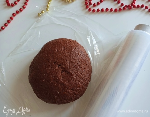 В сухие ингредиенты добавить апельсиновую цедру и свежевыжатый сок. Замесить тесто. Завернуть в пищевую пленку и положить в холодильник на 30 минут.