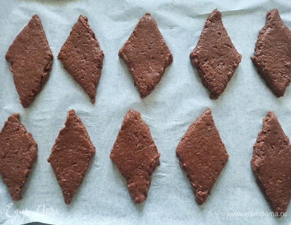 Вырезать печенье в форме ромба высотой 10–12 см. Тут придется немного потрудиться, так как с этим тестом не очень удобно работать: оно немного липкое, это нормально.