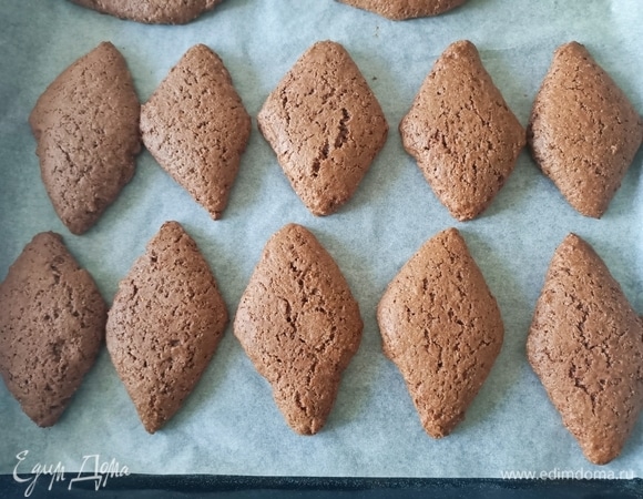 Выпекать печенье в предварительно разогретой вентилируемой духовке при температуре 180°C в течение 9–10 минут.