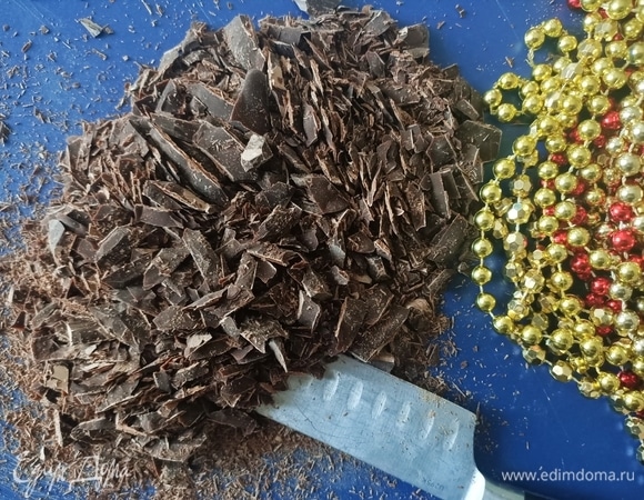 Готовое печенье достать из духовки и дать ему полностью остыть. Затем мелко порубить и растопить на водяной бане шоколад.