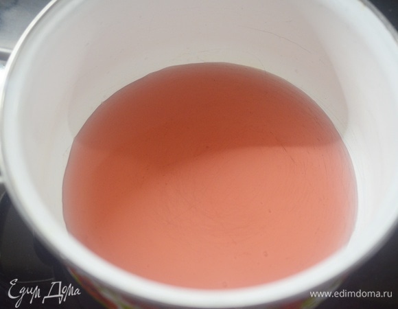 Сок берите натуральный. Если возьмете пакетированный, то молоко обязательно свернется. У меня яблочный сок с небольшим добавлением черноплодки. В кастрюльке доведите сок до кипения.