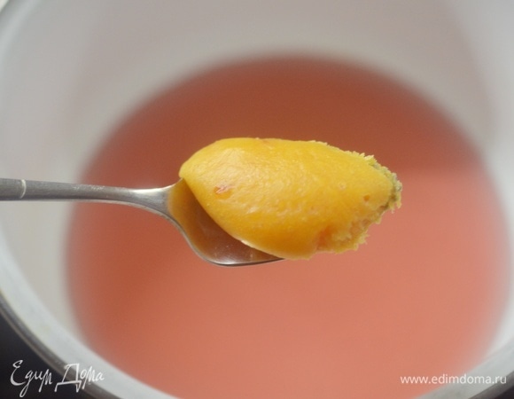 Посолите, добавьте мед (уменя свой домашний мед, взбитый с облепихой). Дождитесь растворения меда. Мед, конечно, можно заменить на сахар. Или вовсе не добавлять сладости.