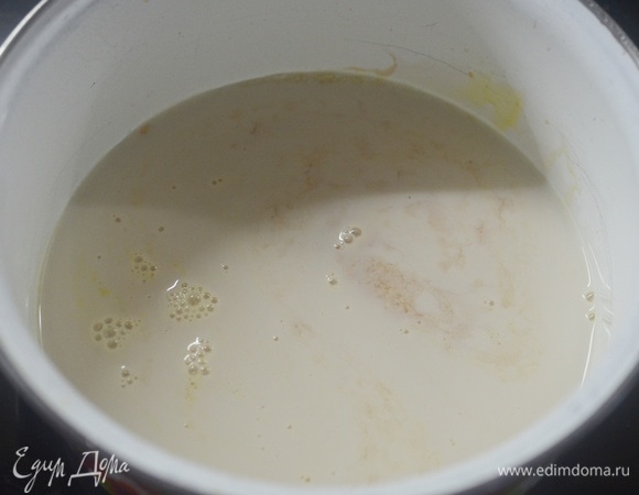 Влейте молоко, доведите до кипения.