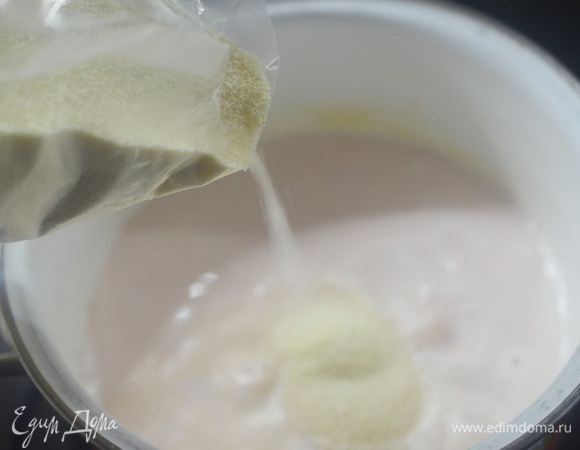 Тонкой струйкой добавьте манку, постоянно помешивая.