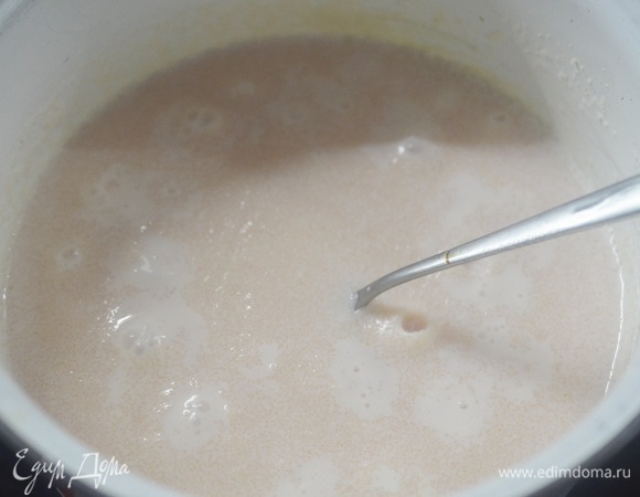 Варите кашу, постоянно помешивая, 5–7 минут.