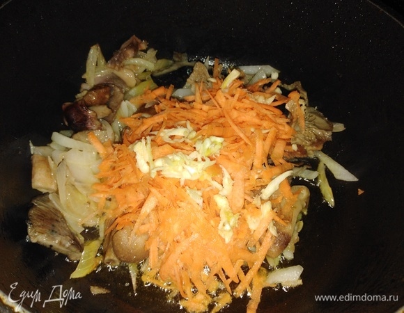 Затем добавить натертые на терке морковь и чеснок. Припустить до изменения цвета моркови.