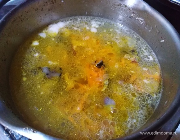 Добавить зажарку в бульон с мясом.