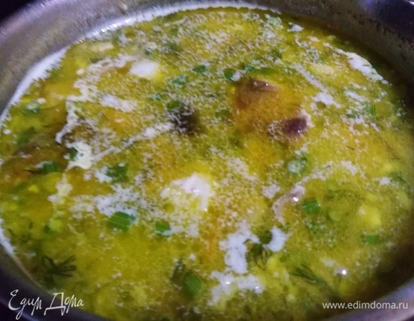 Добавить воды до нужного объема. Довести до кипения. Всыпать рис. Посолить по вкусу. Варить 30 минут. За 5 минут до окончания готовки добавить чайную ложку простого плавленого сыра и нарезанный укроп.