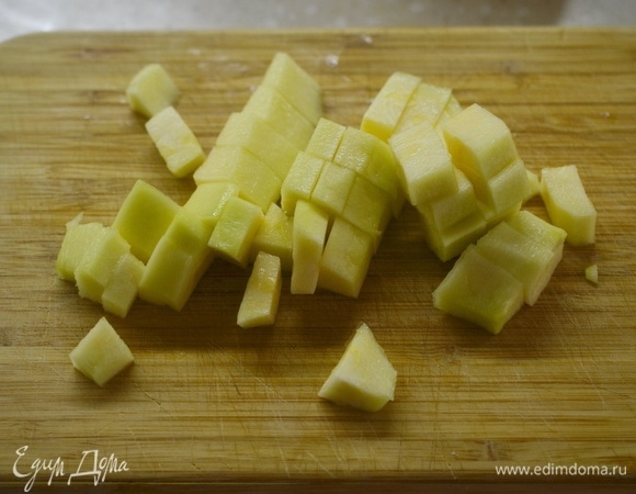 Кабачок почистите, удалите семена, если они есть. Нарежьте кубиком, немного посолите, оставьте на 5 минут и удалите лишнюю влагу.