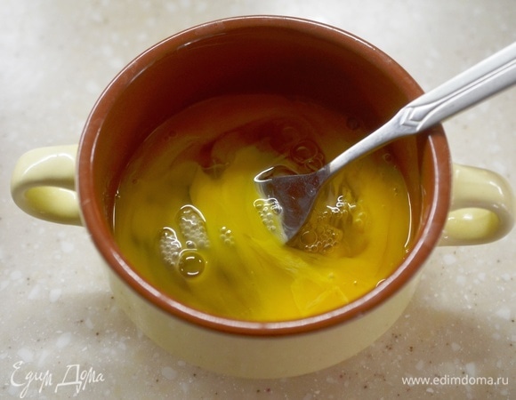 В отдельной посуде взбейте вилкой яйца.