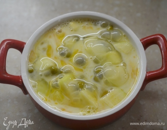 Влейте яичную смесь с кабачкам с горошком.