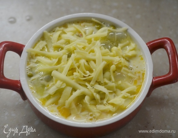 Посыпьте тертым сыром.