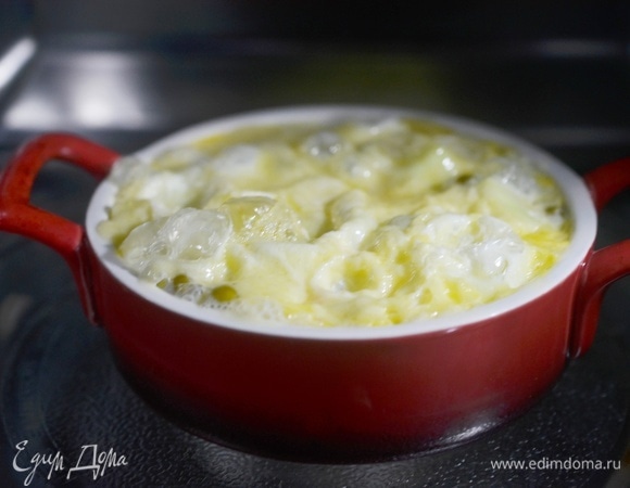 Готовьте в микроволновой печи 2–4 минуты, до желаемой консистенции омлета.