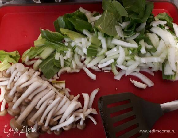 Нарежьте капусту соломкой. Грибы (шиитаке или шампиньоны) нарежьте пластинками. Если у вас шимежди, как у меня, то достаточно отрезать ножку.