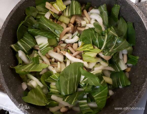 Добавьте грибы и капусту, влейте саке и ужарьте, пока не выйдет лишний сок (примерно минут 5–6).